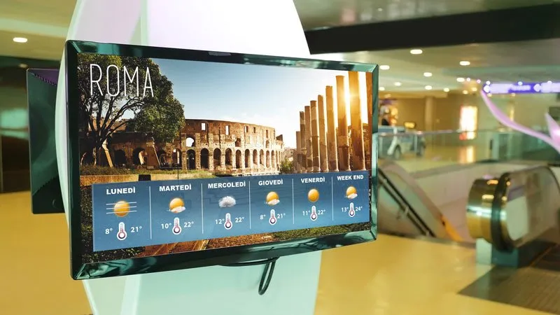 Un cliente guarda un monitor SopraLeRighe in store